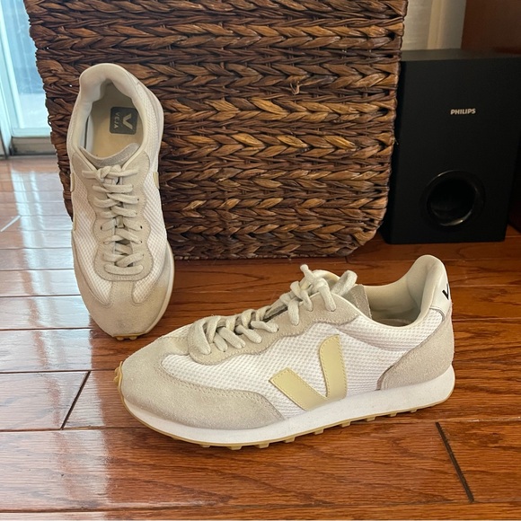 Veja Shoes - Veja rio Branco Alveomesh White and Tan Sneakers size 9